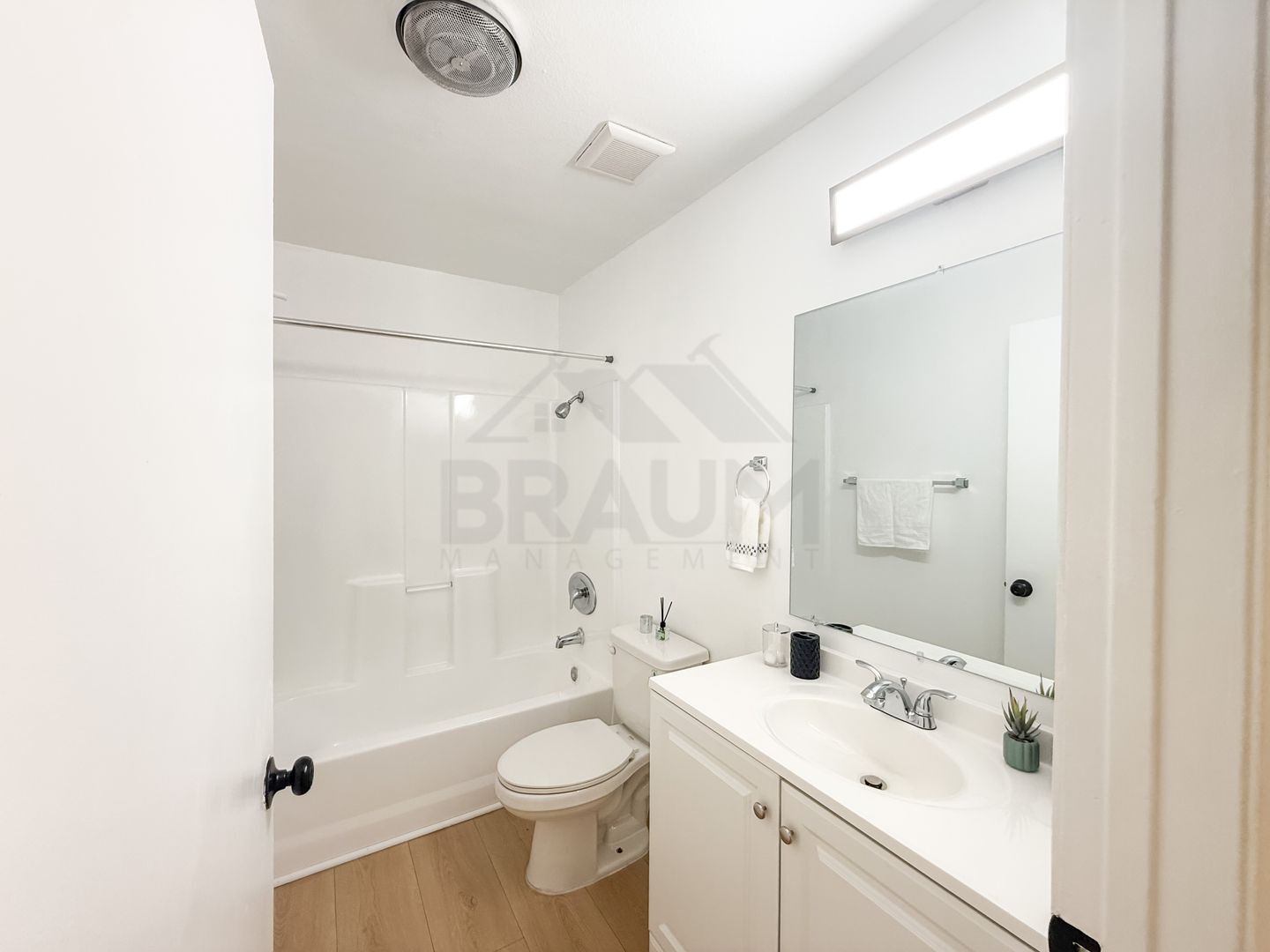 Building Photo - 14801 Delano St