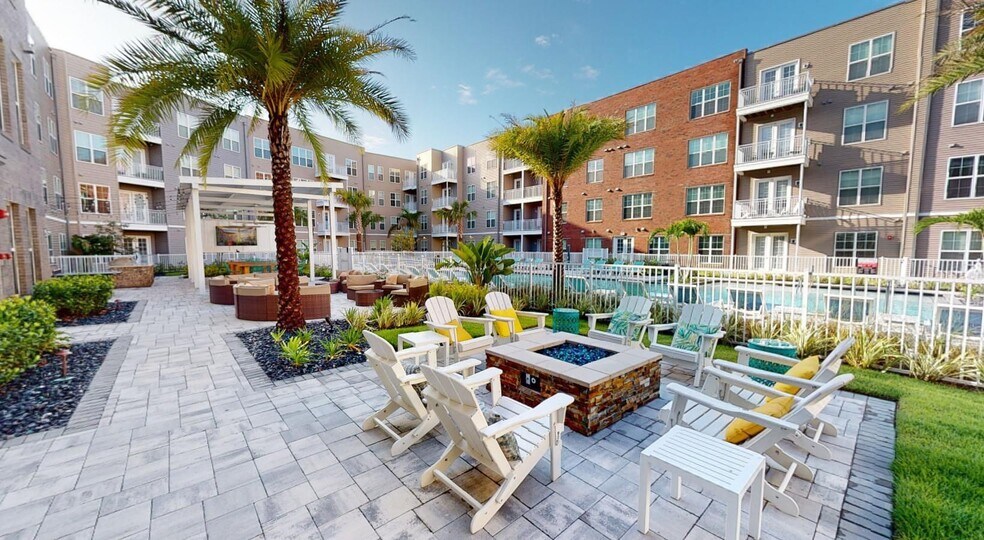 Building Photo - 5885 Lakehurst Dr