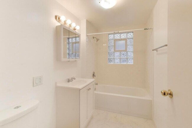 Building Photo - 5150 W Carmen Ave