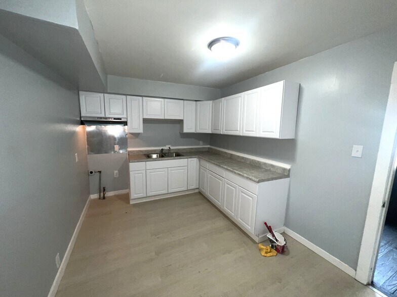 Building Photo - 9147 S Woodlawn Ave