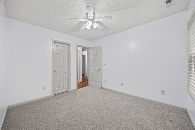 Building Photo - Beautiful 3-bed, 2 bath home in Hallmark G...