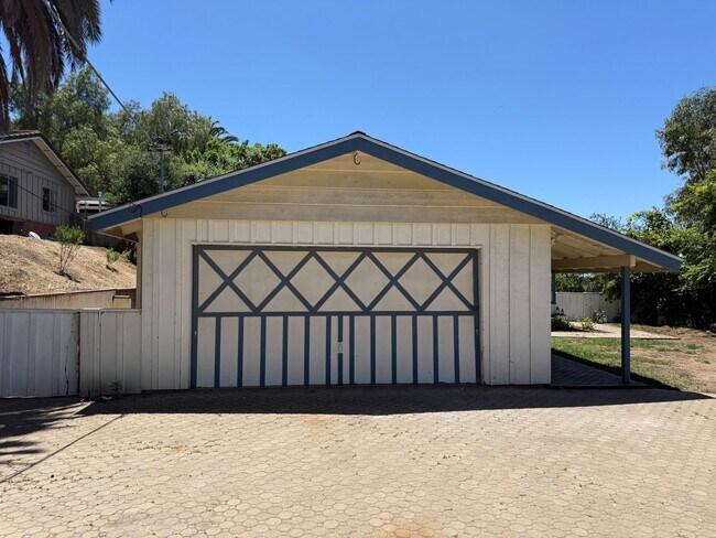 Building Photo - Large Ranch-Style Home in Vista