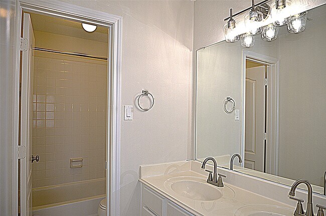 Building Photo - 218 Heathbrook Ln