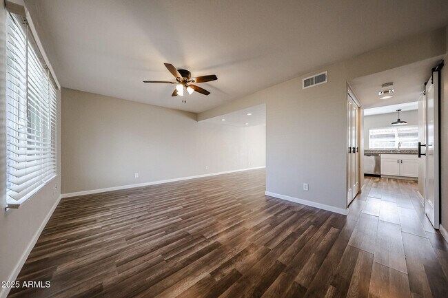 Building Photo - 1014 E Bendix Dr