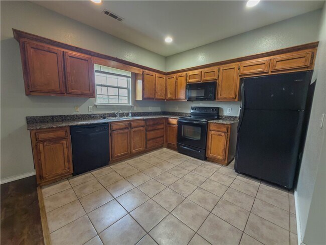 Building Photo - 3207 SW Amberwood Ave