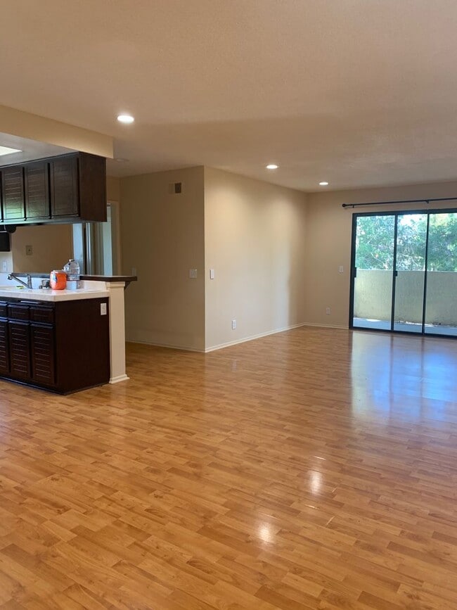Building Photo - Spacious Lake Forest condo available 09/05...