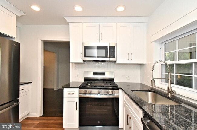 Building Photo - 201 Montgomery Ave