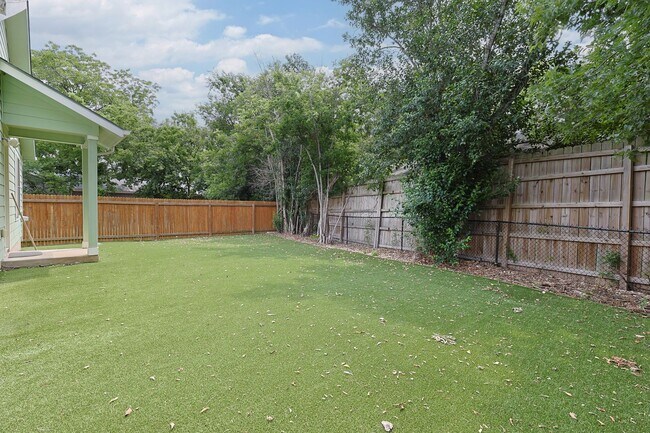 Building Photo - Charming 3/2 Minutes from Downtown NBTX