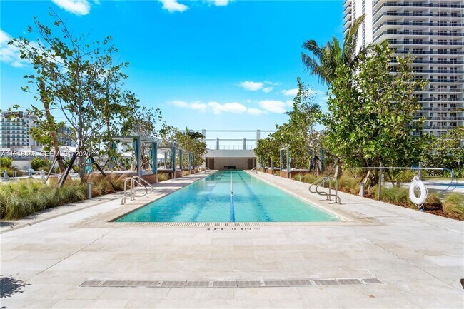 Building Photo - 700 NE 26th Terrace