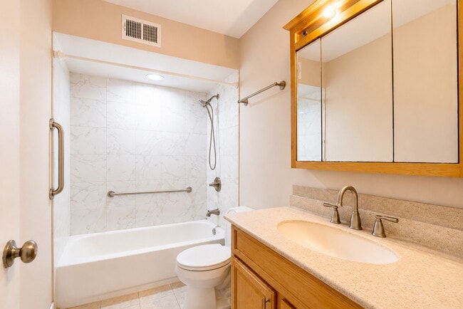 Building Photo - 530 Shorely Dr
