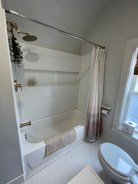 Building Photo - 502 Woodworth Ave