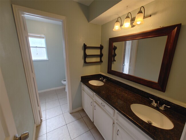 Building Photo - 633 Mosswood Dr