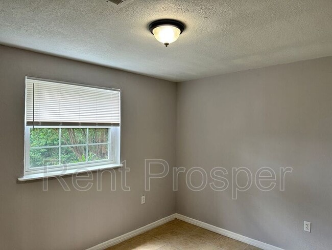 Building Photo - 4180 Versailles Dr