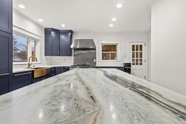 Building Photo - 1502 Tryon Rd