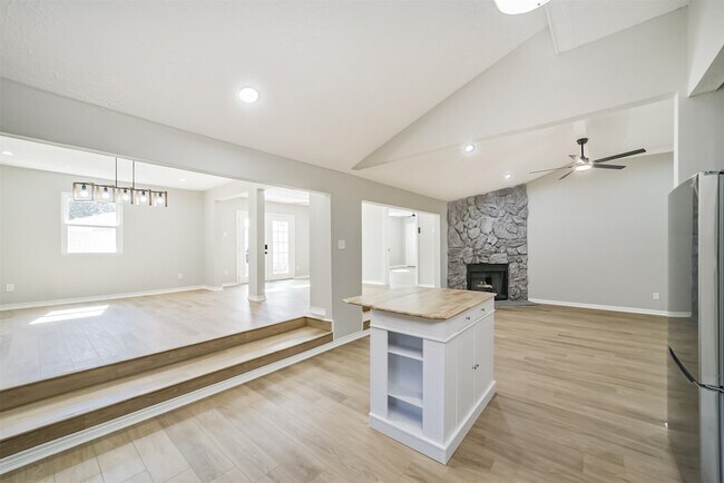 Building Photo - 10826 Thorncliff Dr