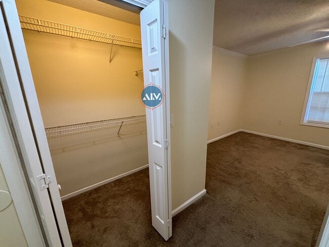 Building Photo - Spacious 3-Bedroom Villa in Woodbridge – T...