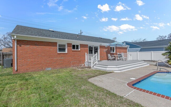 Building Photo - For Rent. 4 Bedrooms