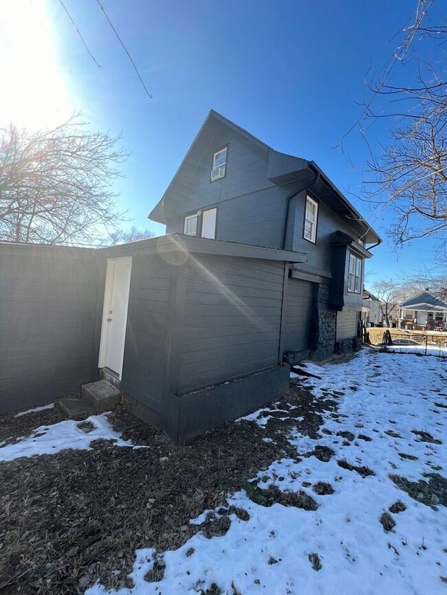 Building Photo - Spacious 5-Bedroom Home with Enclosed Porc...