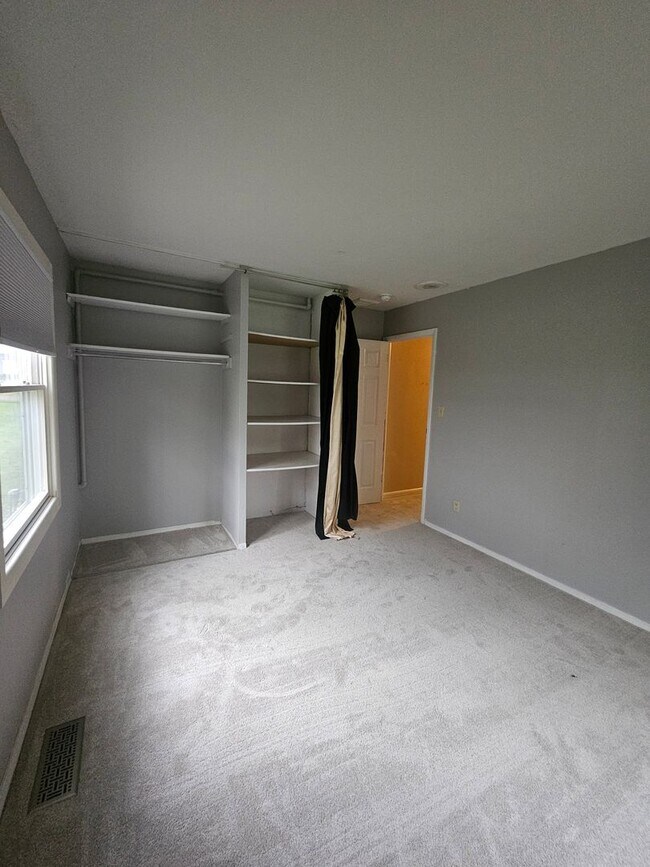 Building Photo - 3 Bedroom House Available July 15, 2026