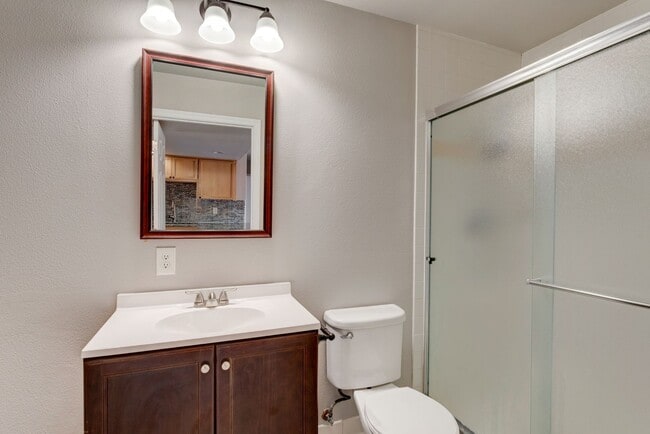 Building Photo - 2 Bed + Den/Office 2 Bath Ground level Condo
