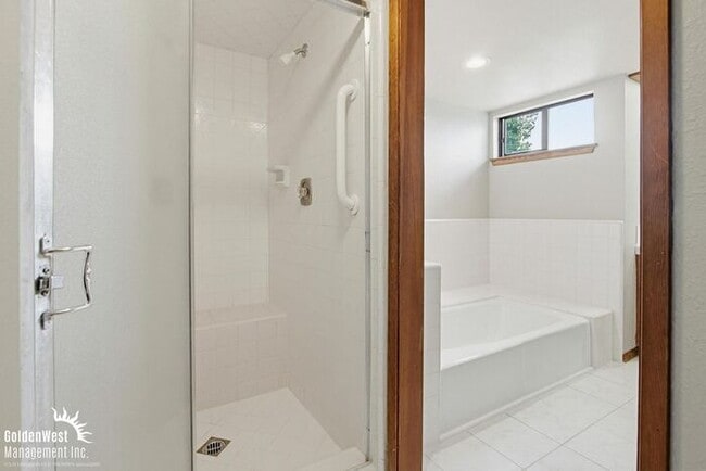 Building Photo - Spacious and Inviting 4Bdm 3Ba Home Nestled in the Scenic Hills of Fallbrook!