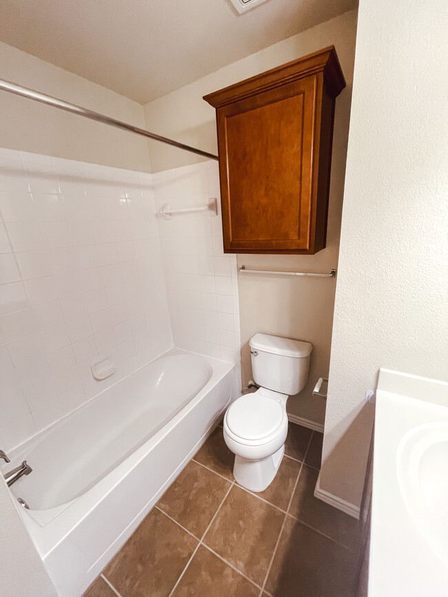 2nd Bathroom - 4904 Bridgewood Dr