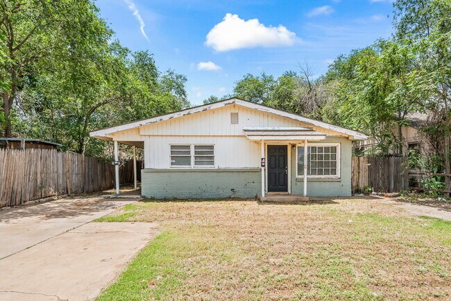Primary Photo - Cute 2 Bedroom Duplex, Minutes from TTU & ...