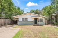 Building Photo - Cute 2 Bedroom Duplex, Minutes from TTU & ...