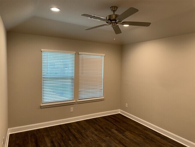 Building Photo - 10110 Barberry St