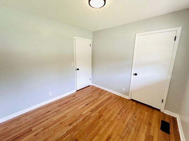 Building Photo - MOVE IN SPECIAL- $300 Off First Month's Rent-MOVE IN READY BRICK HOME!