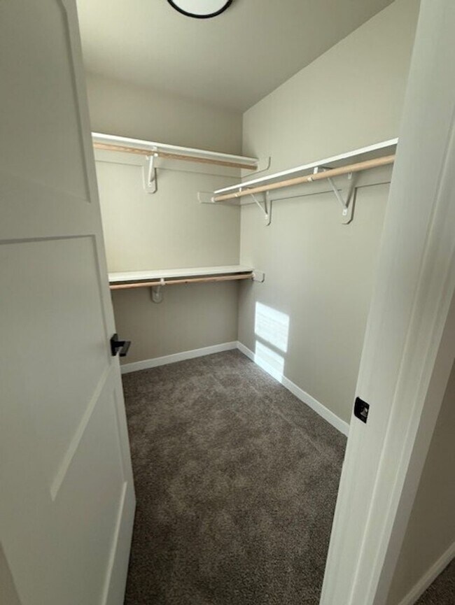 Building Photo - Beautiful brand new home in downtown Roslyn, all the bells and whistles!