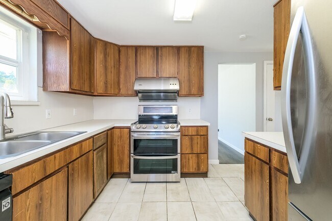 Building Photo - Comfort and Convenience Meet in this 4 Bedroom Burien Home.