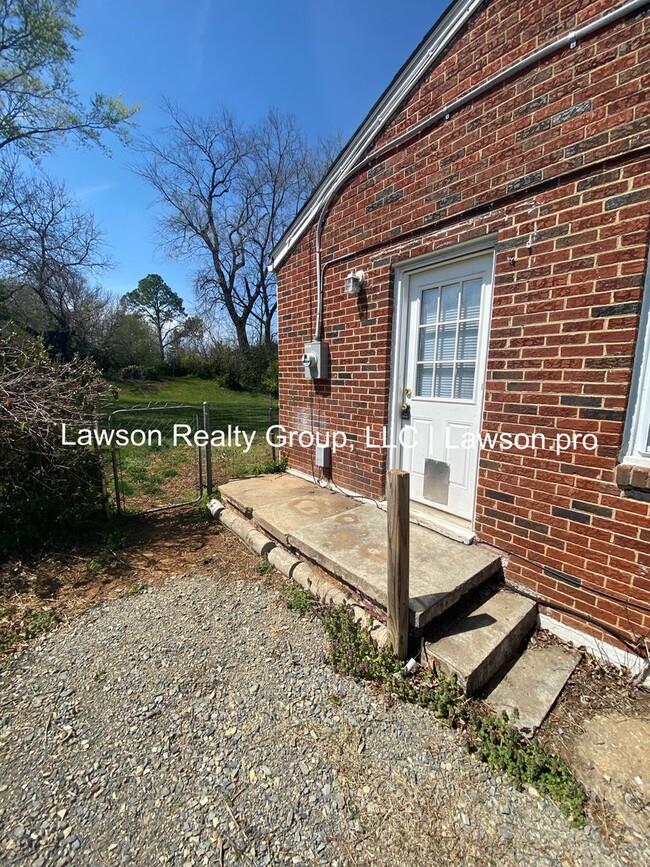 Building Photo - Spacious Three Bedroom with Fenced Yard