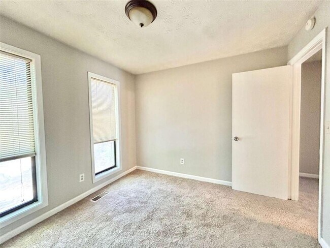 Building Photo - 5955 Sutton Pl
