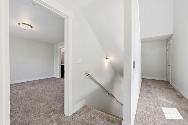 Building Photo - 3BR/2.5BA Townhome in Larkspur — Old Mill, Downtown & Bachelor All Close By