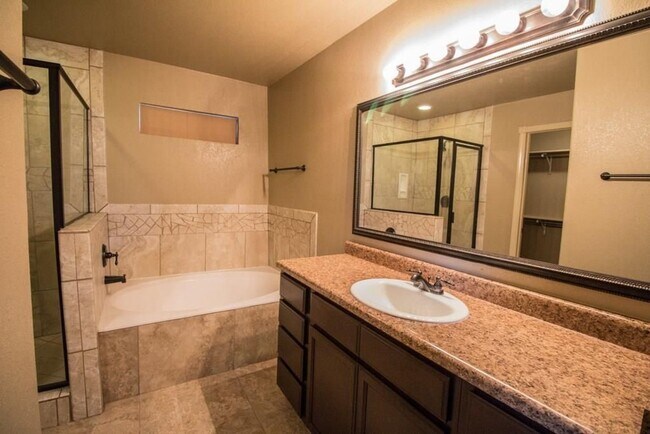 Building Photo - Amazing 3 bedroom 2 bath home in East El Paso!