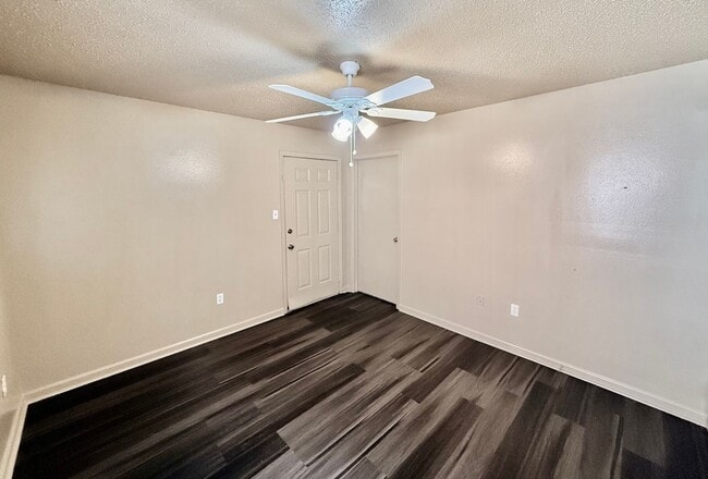 Building Photo - Three Bedroom Apartment with Spacious Dining and Living Area