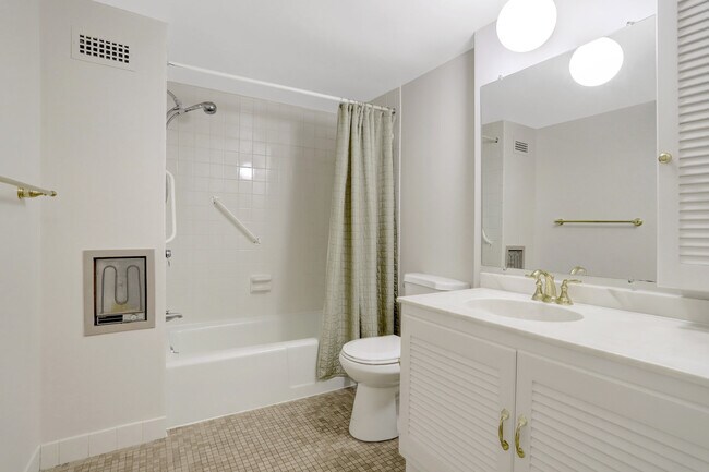 Building Photo - 3800 Fairfax Dr