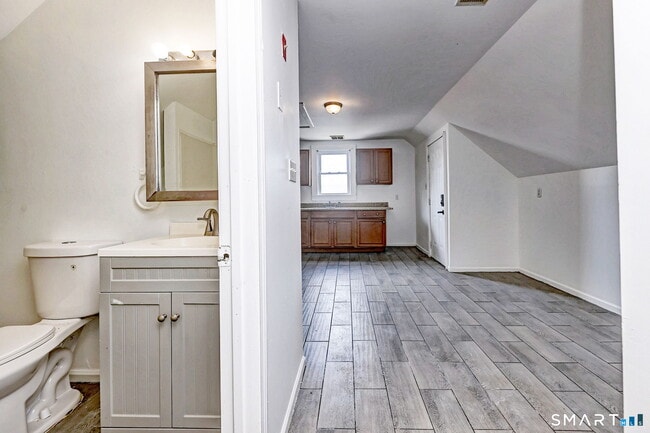 Building Photo - 483 Ferry St
