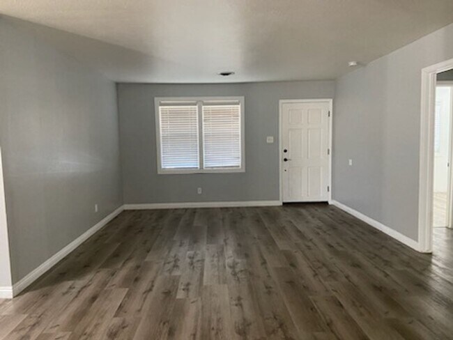 Building Photo - NEWLY REMODLED 3 BEDROOM HOUSE IN MARYSVILLE