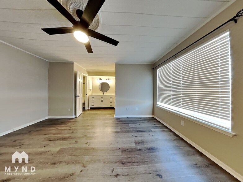 Building Photo - 2052 Lakeside Dr