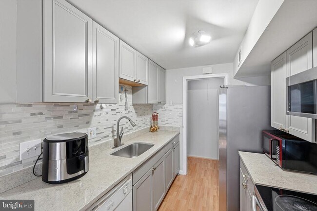 Building Photo - 13 Fox Run Ct