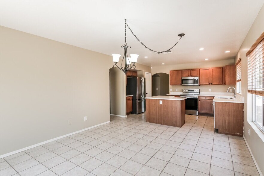 Building Photo - 12649 W Shaw Butte Dr