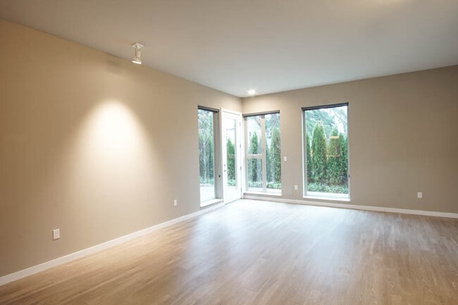 Building Photo - Stylish Garden Level-1 Bdr  w/ Dishwasher & Laundry in Sellwood!