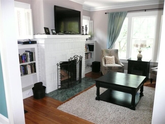 Building Photo - 1015 McLynn Ave NE