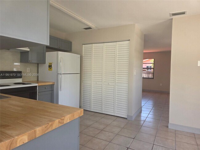 Building Photo - 2331 SW 31st Ave