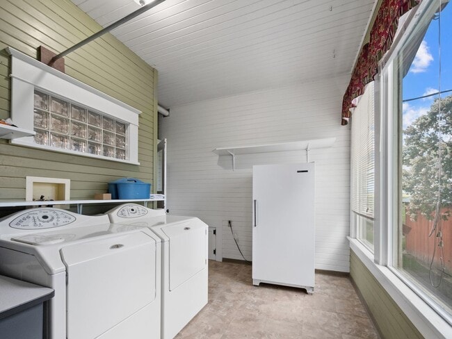 Building Photo - Beautiful craftsman style farmhouse outside Island City with inspiring views of the Grande Ronde ...