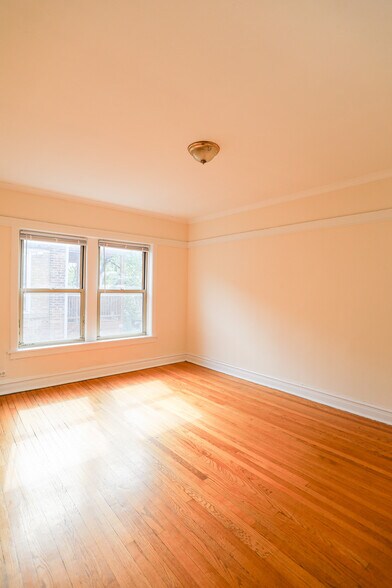 Building Photo - 3349 W Ainslie St
