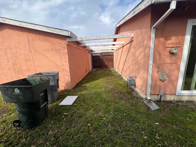 Building Photo - Newly Remodeled 3 bedroom 2 bath home in a great Location.