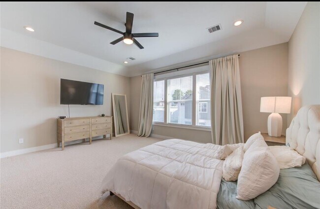 Building Photo - 704 Pinemont Cyn Ln